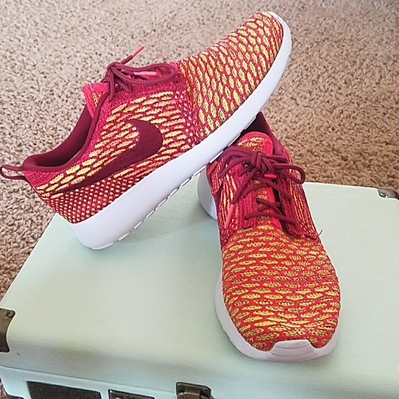 maroon roshes womens